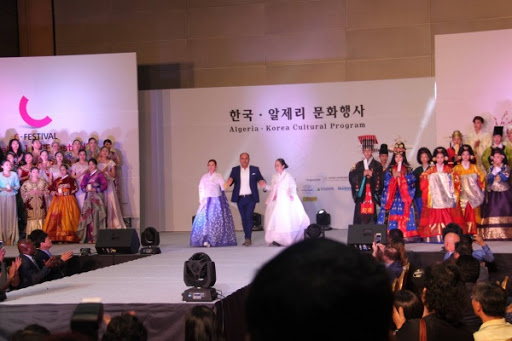 Le costume traditionnel algérien présenté à Séoul
