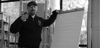 Le Hic décoré de l’insigne de chevalier de l’ordre des arts et des lettres