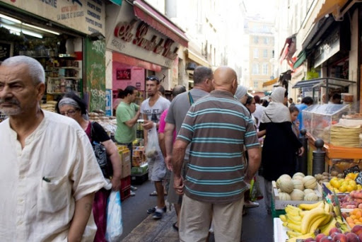 Les Algériens vivent en France « très regroupés » dans les aires urbaines