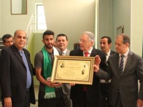 Mahrez honoré par Ould Abbes pour ses « performances exceptionnelles »