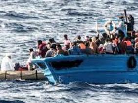 Méditerranée : l&rsquo;épave du pire naufrage de migrants a commencé à être remontée