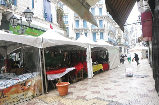 Place Ahmed Zabana: Des tentes d’exposition pour dissuader les camelots