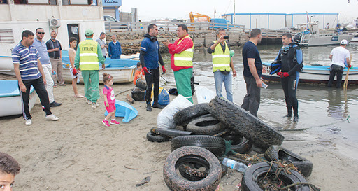 Saison estivale : les éboueurs draguent la mer