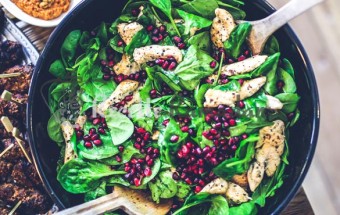 Salade d’épinard au poulet et perle de grenade