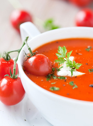 Soupe à la tomate avec crème fraiche