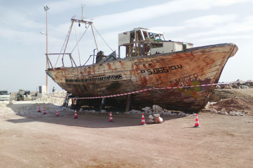Sur réquisition du ministre des travaux publics, l’épave d’un chalutier enlevée du port de Béni Safrub