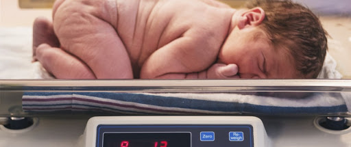 Une petite fille a un poids de naissance de 6,8 kilos