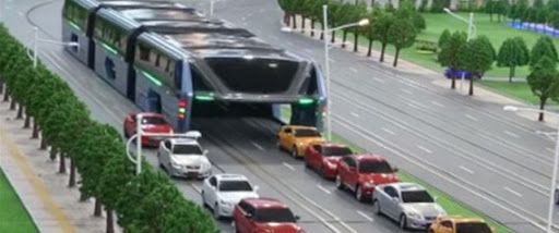 Une société chinoise veut tester un bus géant enjambeur pour réduire les embouteillages