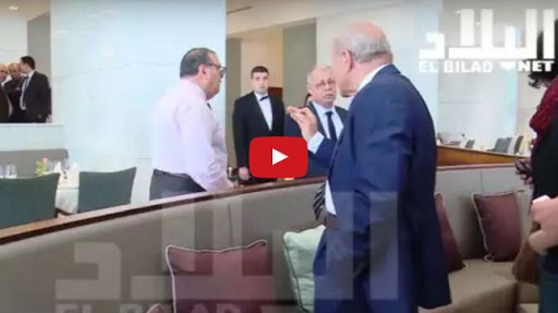 Vidéo: Issad Rebrab chahuté et empêché de tenir un point de presse à l’Aurassi