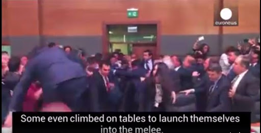 Vidéo: Quand le parlement turc en vient aux mains