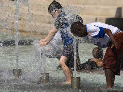 À défaut de disposer de piscines Les enfants se rabattent sur les fontaines publiques à Constantine