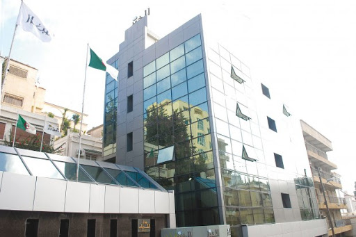 Alors que le directeur est en prison et que deux émissions sont arrêtées À KBC, on tourne malgré l’acharnement