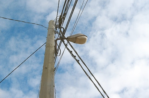 Branchements illicites de courant électrique à Oran: 12 212 cas de fraude et 807 dossiers en justice