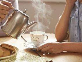 Consommer des boissons très chaudes est « probablement cancérogène »