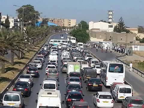 Coup de colère au 1er jour de ramadan : un bus en travers de l’autoroute à Alger