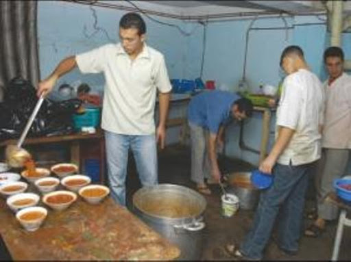 Des bénévoles offrent des repas d’El Iftar à des migrants en Algérie