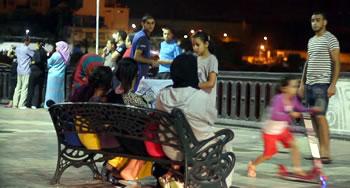 Dîners familiaux au bord de la plage, soirées artistiques et balades nocturnes : »L’ivresse » du ramadhan