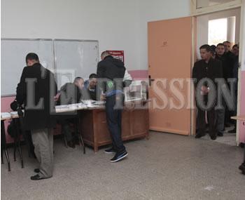 Dispositions pour garantir la transparence des élections: Les partis politiques partagés