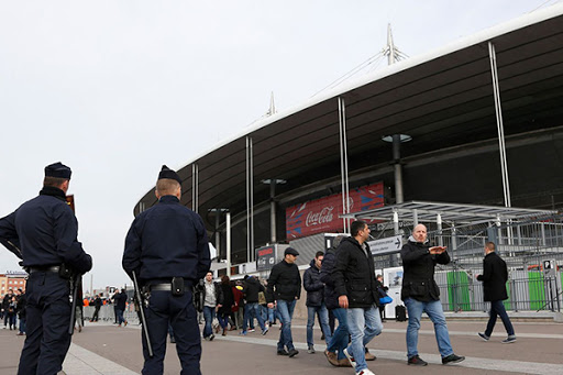 La police française enlève aux supporters algériens leurs maillots verts