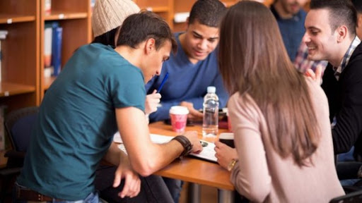 Les associations des parents d’élèves et les syndicats de l’Education appellent les élèves à réviser en groupe dans les lycées