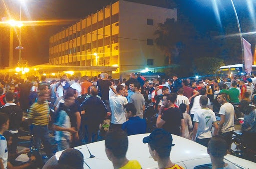 Les fans ont organisé lundi soir une marche vers le siège de la wilaya Le peuple du MOB réclame des comptes