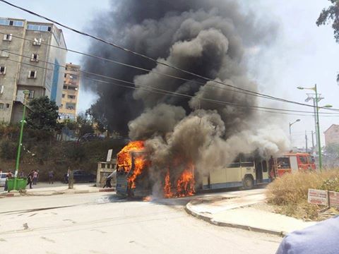 PHOTOS. Un bus de transport urbain prend feu au centre ville de Tizi Ouzou