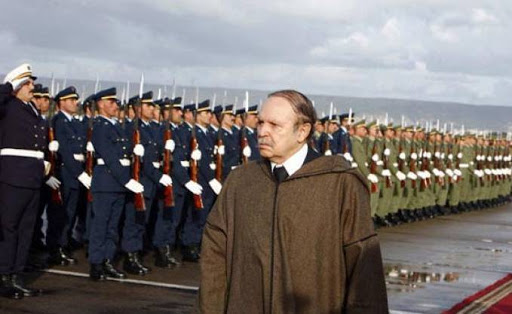 Que cachent les textes visant les officiers en retraite ?