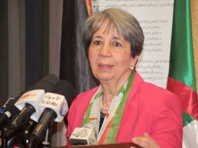 Mme saida ben habiles , présidente du CRA, hier à Tizi-Ouzou 300 kits alimentaires et 5 groupes électrogènes distribués