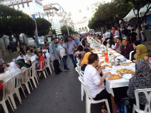Un ftour géant à Didouche (PHOTOS)