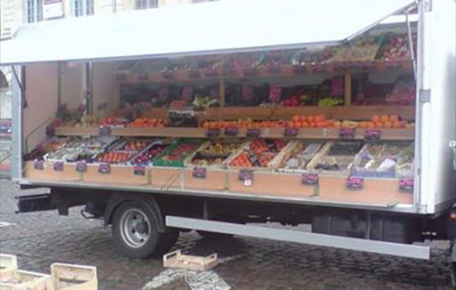 Un vendeur de fruits agressé et son camion incendié