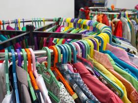 Vêtements de l’Aïd : de plus en plus de ménages recourent à la friperie