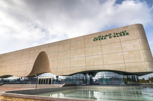 Alors qu’un tel haut lieu de la culture devrait exiger des tenues correctes: À l’Opéra d’Alger, en short et en tongs !