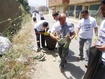 Amas de bouteilles et détritus aux abords des routes à tizi ouzou: Quelle image donner aux estivants?