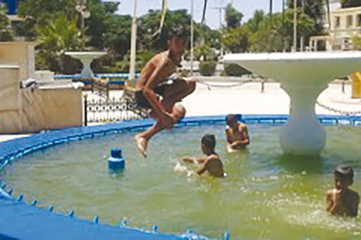 Après la fermeture des deux piscines municipales: Les enfants se baignent sous les jets d’eau à Mascara