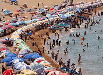 Des centaines de milliers de vacanciers se ruent sur les plages La grande évasion des Algériens