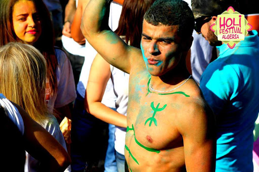 Des islamistes tentent de s’élever contre le Holi Festival des Couleurs