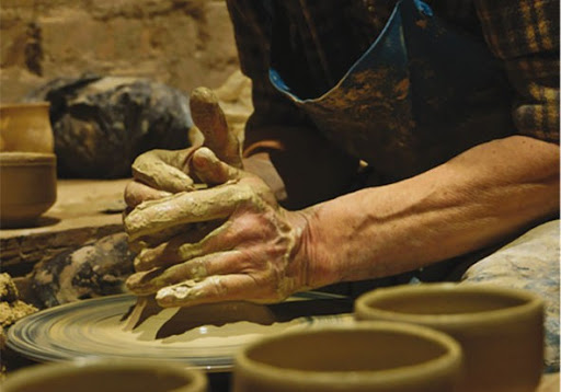 Développement de la poterie à Tamanrasset: Les artisanes prennent du plaisir à retoucher la terre