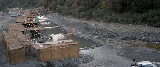 Hammam Melouane : les cases le long de l’Oued