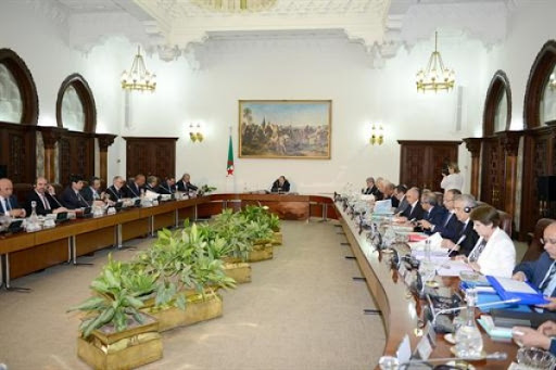 La liste de postes de responsabilités exigeant la nationalité algérienne exclusive fixée par un projet de loi