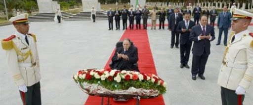 Le président Bouteflika se recueille à la mémoire des martyrs de la Révolution