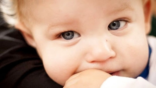 Les enfants qui sucent leur pouce ou se rongent les ongles sont moins sensibles aux allergies