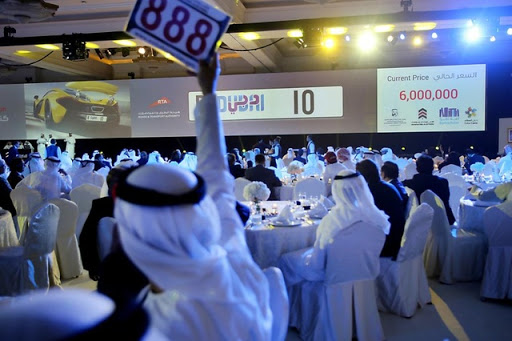 Ne plus mettre la robe traditionnelle à l’étranger, conseille Abou Dhabi à ses ressortissants