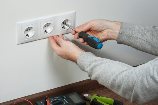 Plomberie, électricité, vitrerie et serrurerie Réparation à domicile : l’assurance prend en charge