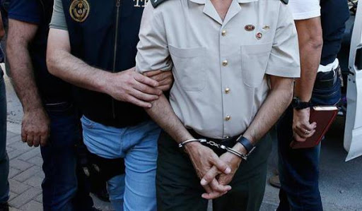 Turquie: 149 généraux et amiraux limogés, des dizaines de journaux, radios et télés fermés