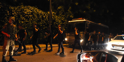 Turquie : la chaîne publique turque annonce un couvre-feu et la loi martiale