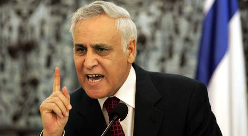 L&rsquo;ex-président israélien Katzav inculpé de viol