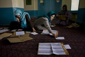 Afghanistan : Karzaï et Abdullah revendiquent la victoire