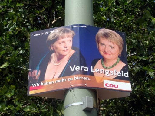 Angela Mekerl fait fureur en Allemagne avec son décolleté