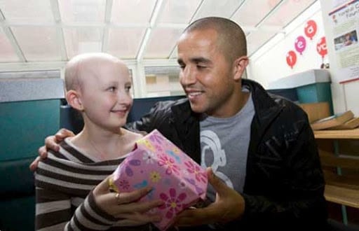 Bougherra offre des cadeaux à des enfants pour l&rsquo;Aïd