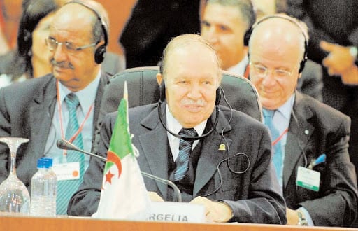 Bouteflika, au Venezuela, appelle à la démocratie